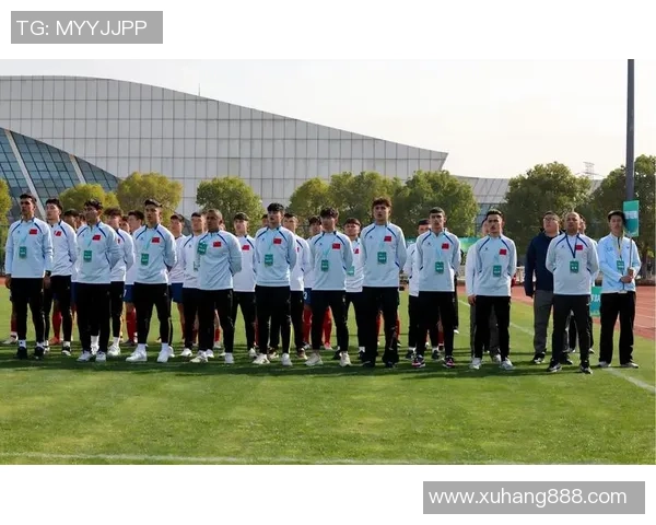 帅气足球运动员的魅力与风采展现足球场上的青春与激情